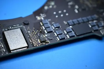 MacBook con daño antes de reparar